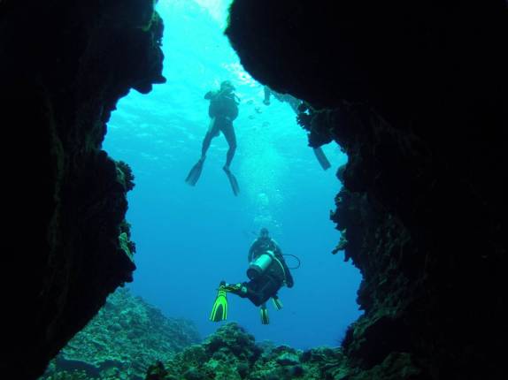 Explorando corais e cavernas durante mergulho na Ilha de Páscoa, em pleno Oceano Pacífico